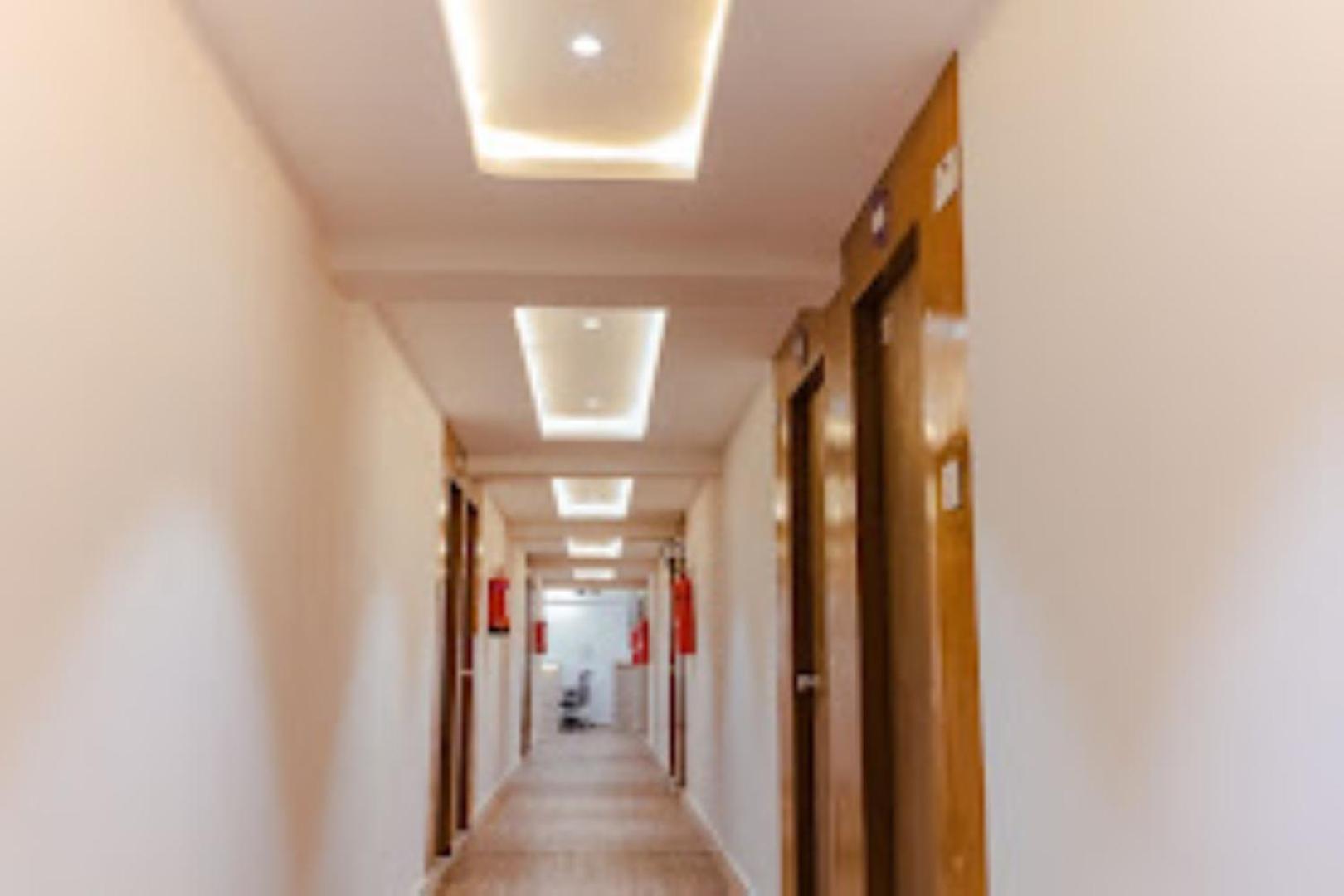 Lennox Hotel , Сурат Екстер'єр фото