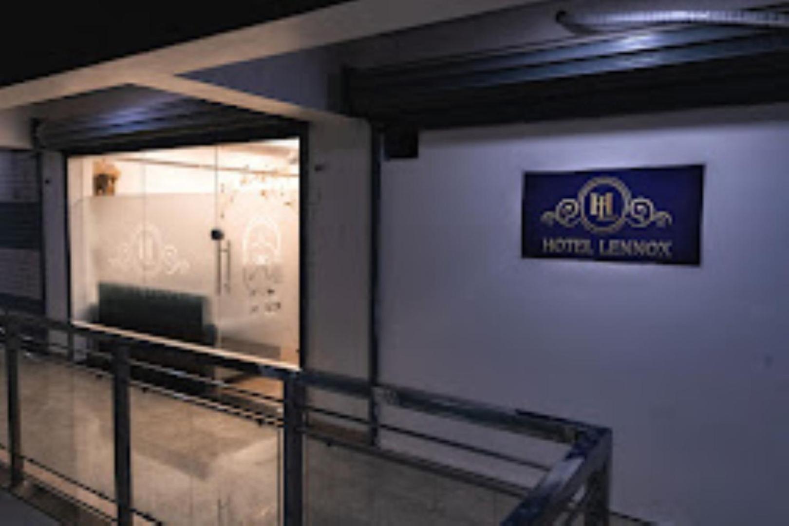 Lennox Hotel , Сурат Екстер'єр фото